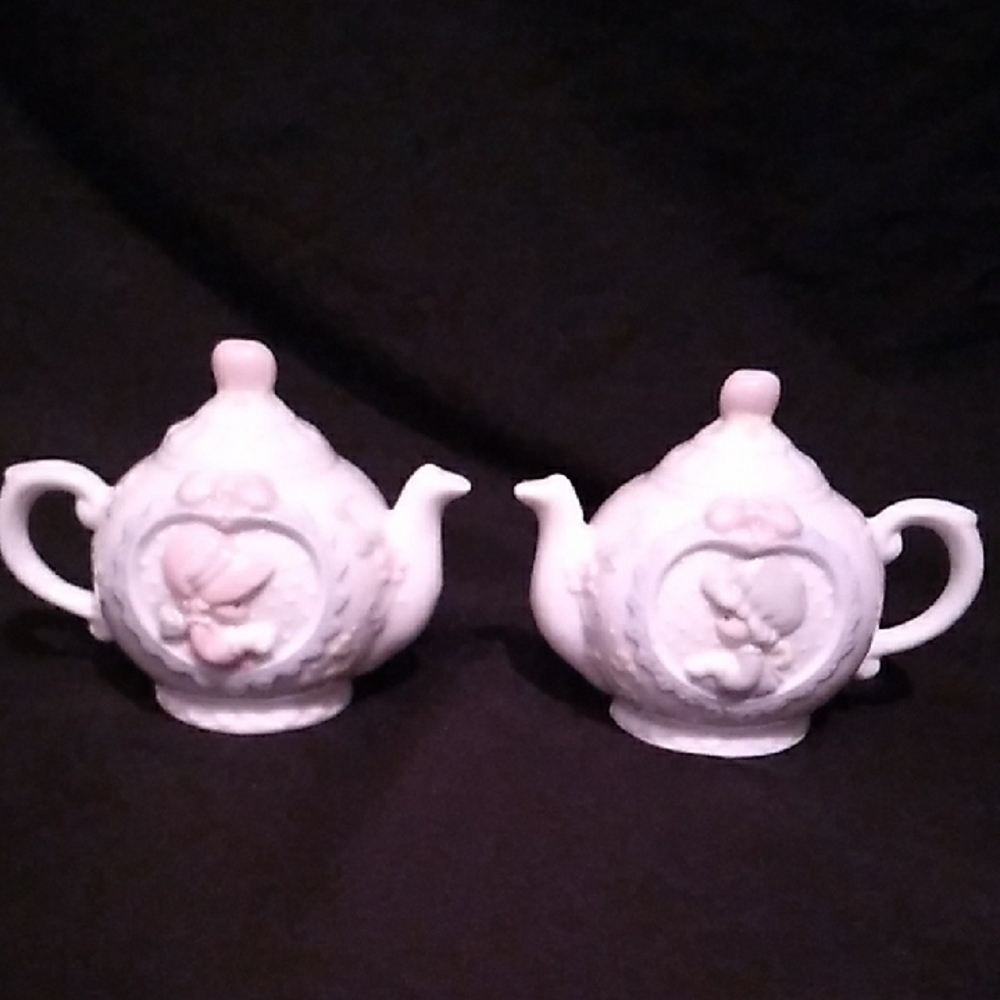 Precious Moments Vintage Pink & Blue, White Teapot Salt & Pepper Shakers (S1)